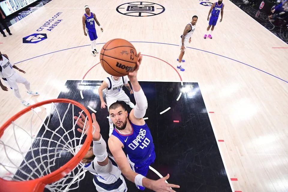 窗口期国王杯焦点战，费城76人再遭质疑，赛场秩序良好，轮换策略成焦点(观看环球70秒感悟)