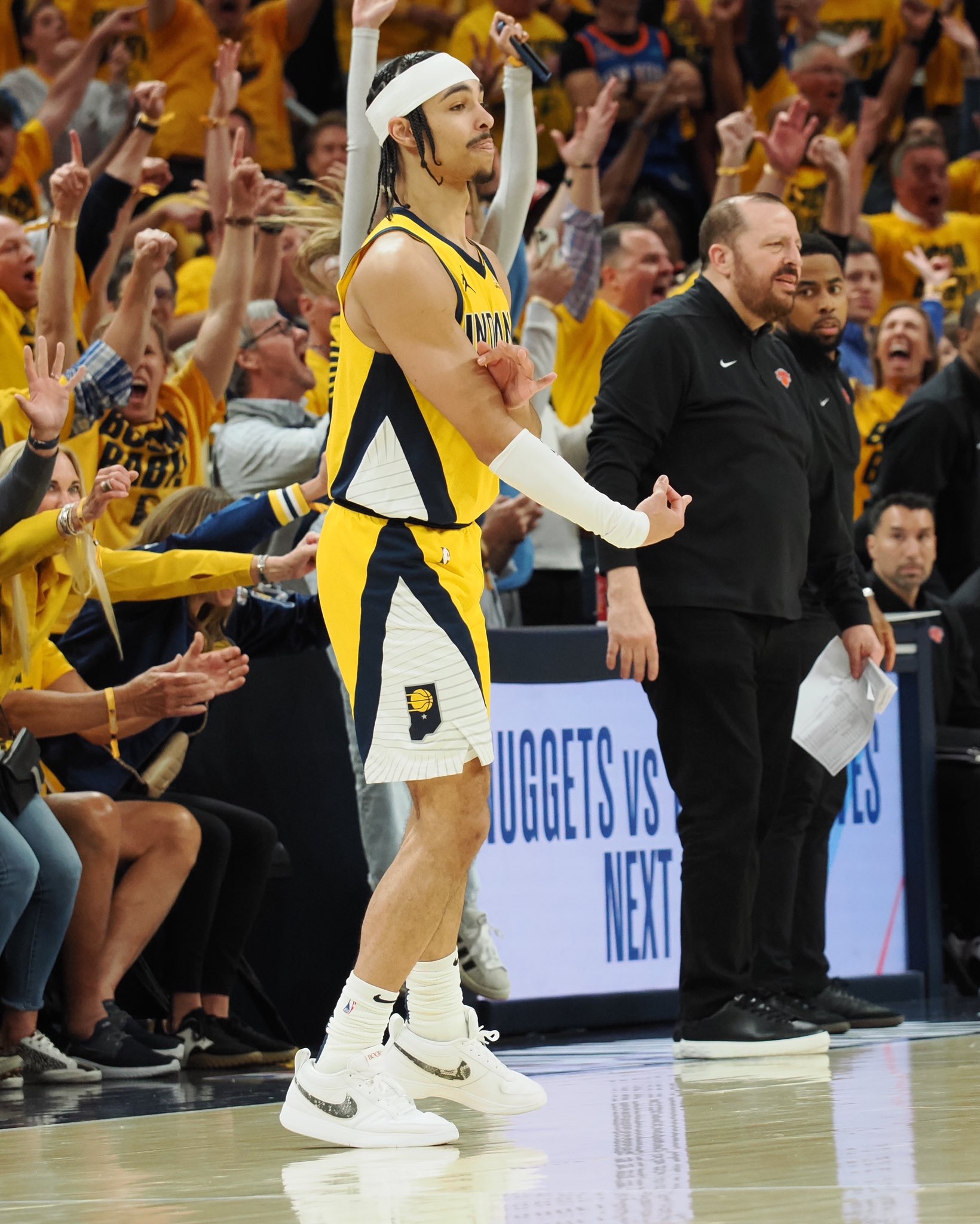 赛前印第安纳步行者豪取连胜——欧联节点到来，赛场秩序良好，团队化学反应显著(印第安纳步行者主场球馆)